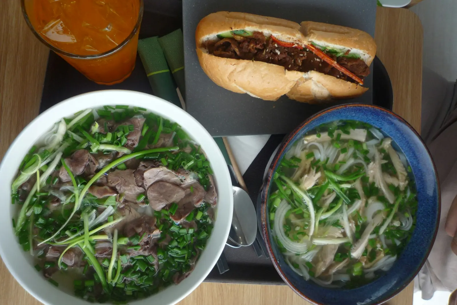 Bữa sáng kiểu Hà Nội: một bát phở bò, một bát phở gà, bánh mì và ly nước cam