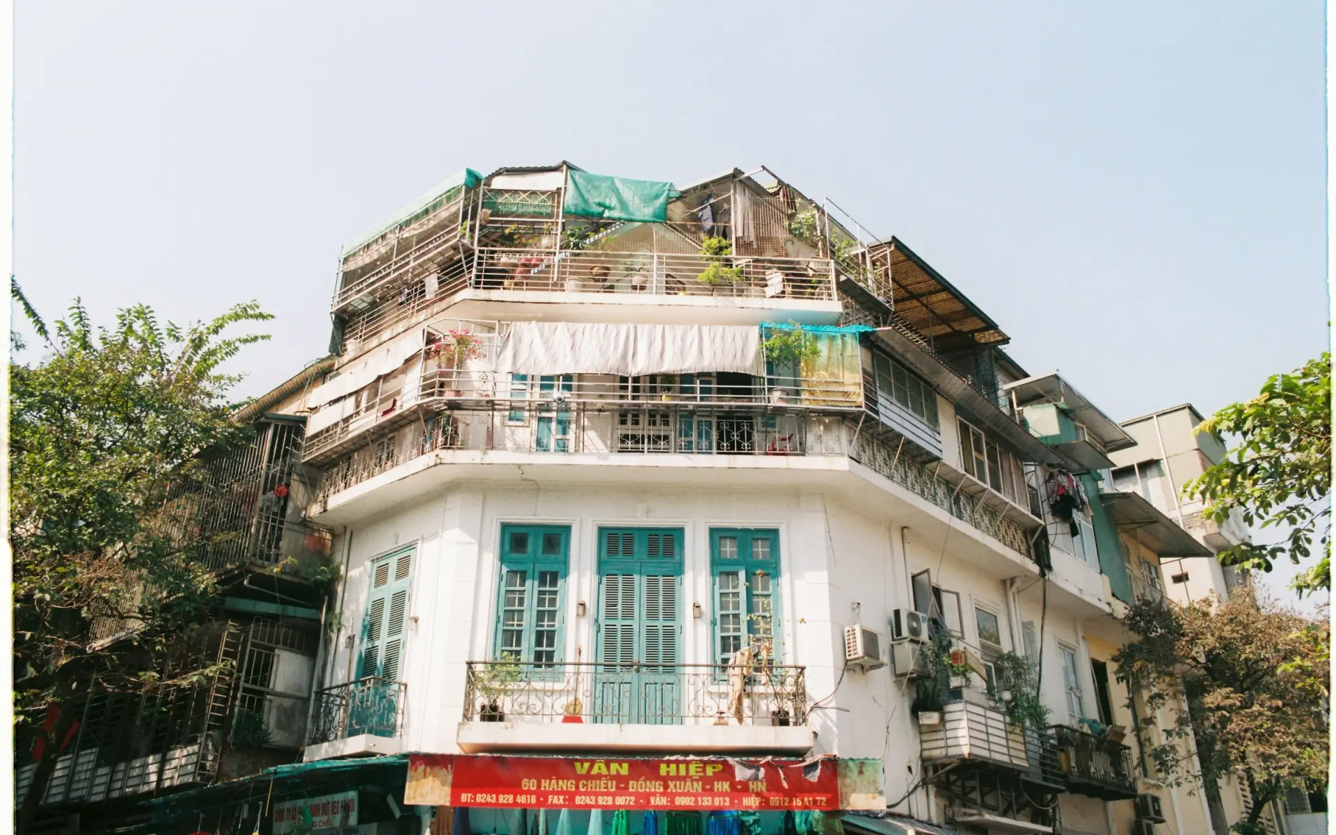 Mặt tiền nhà nghỉ hẹp trong ngõ gần Ga Hà Nội, biển hiệu Hạt Tiêu, cửa kính sáng đèn ban ngày